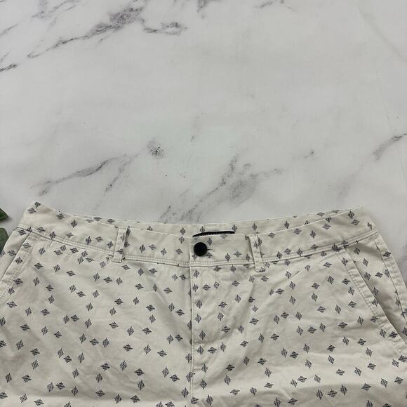 Banana Republic Womens Geometric Print Chino Shorts Size 12 Cream Black Roll Hem - Picture 2 of 10